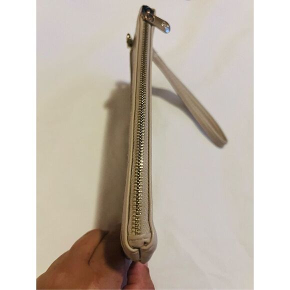 Adrienne Vittadini cream clutch bag with zipper and wrist strap - Picture 5 of 5